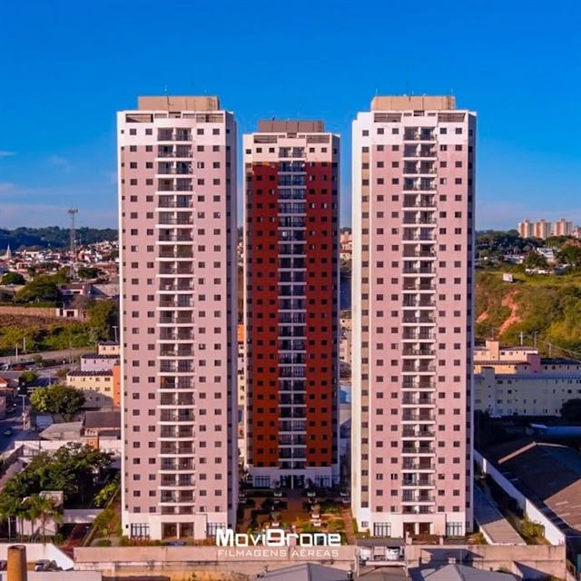 Torres residenciais durante pintura de fachada — fotografia aérea frontal