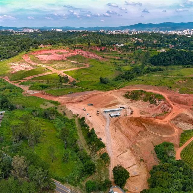 Terraplenagem de loteamento — acompanhamento aéreo de obra com drone