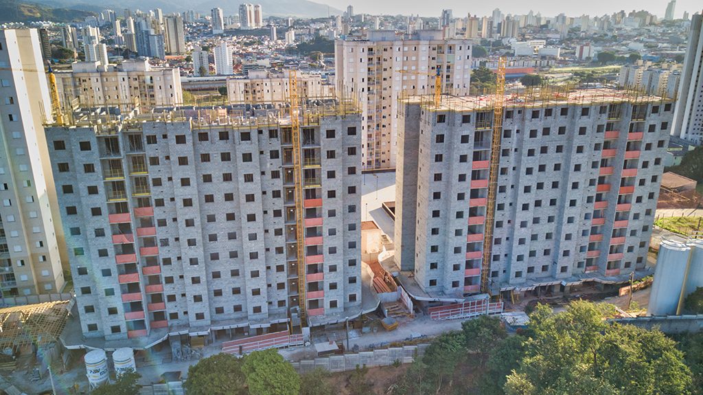 Filmagem aerea 4K com drone e edicao profissional com color grading