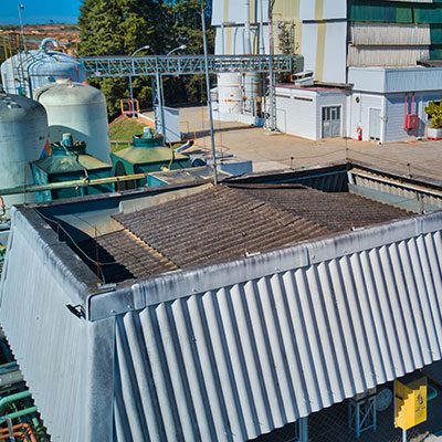 Inspecao industrial com drone em altura — silos, galoes e fachadas em 4K